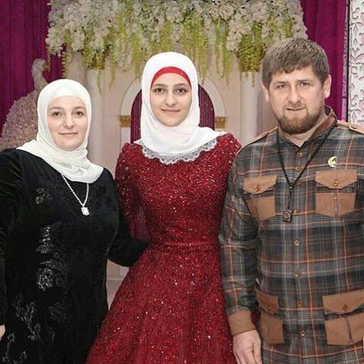 Айшат с отцом Рамзаном Кадыровым и матерью Медни Кадыровой