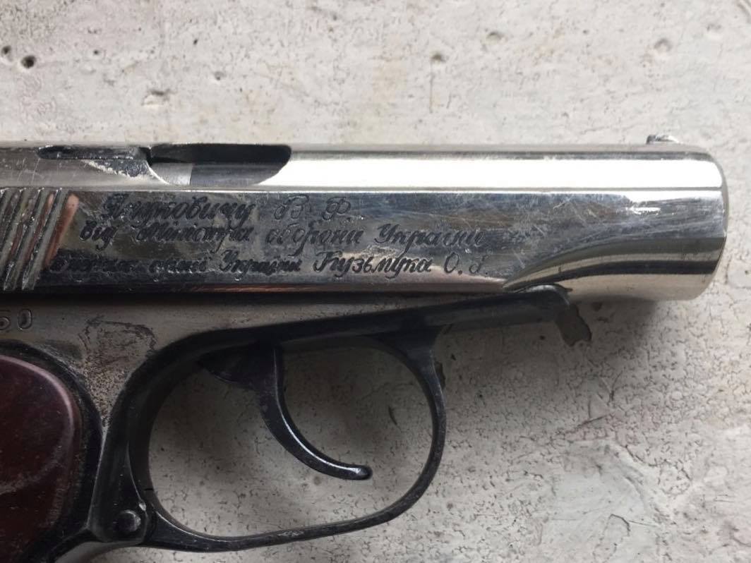 У поліцейського знайшли іменний пістолет Януковича