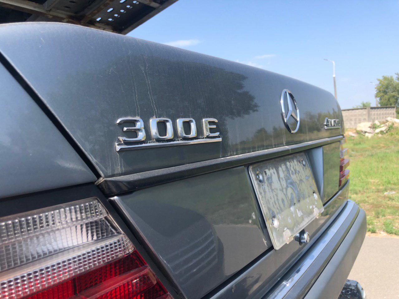 Автовоз с Mercedes, приехавшими из Японии.