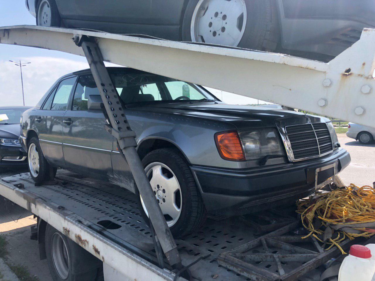 Автовоз с Mercedes, приехавшими из Японии.