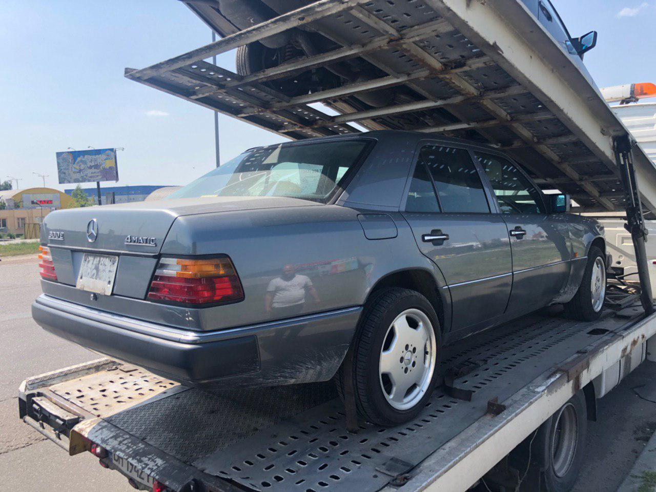 Автовоз с Mercedes, приехавшими из Японии.