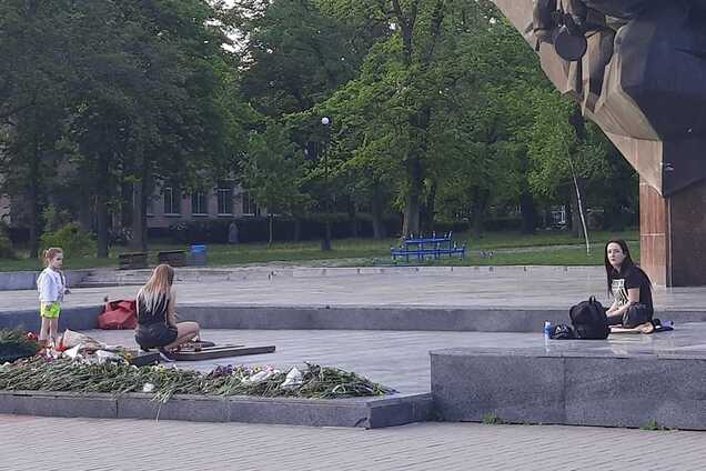 Под Киевом засняли пьяных девушек, которые жарили сосиски на "вечном огне"