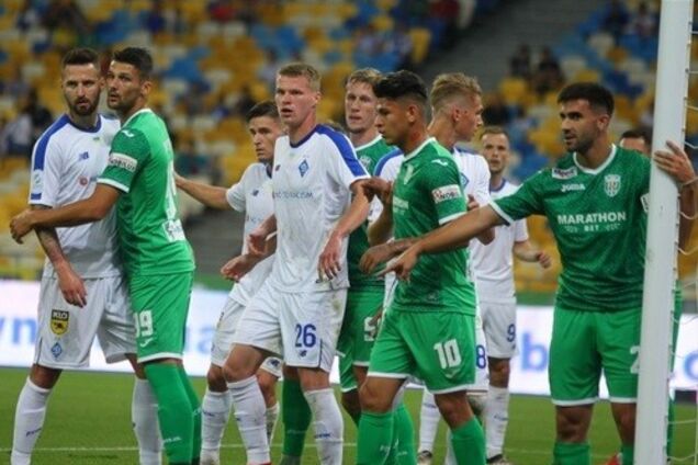 Футболісти "Карпат" (у зеленому) в грі з "Динамо"