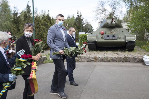 "Украинцы понимают цену мира": Кличко вместе с послом Германии почтили солдат в День памяти и примирения