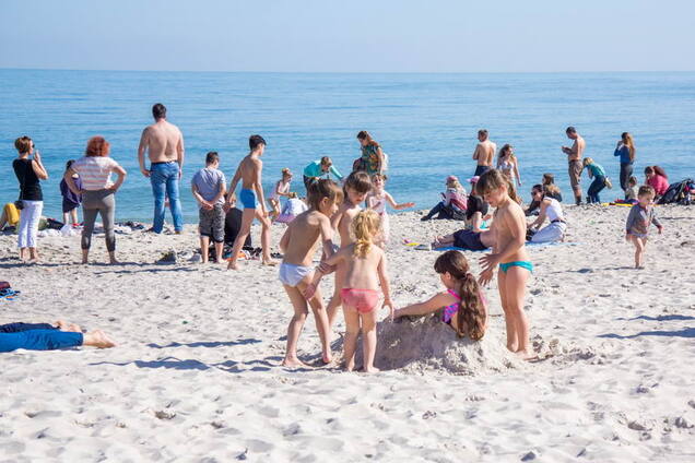 Без масок і з алкоголем: в Україні почався пляжний сезон