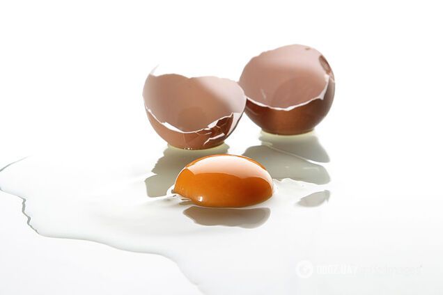 Бактерії, що присутні на шкаралупі яйця та всередині яйця, можуть забруднювати їжу