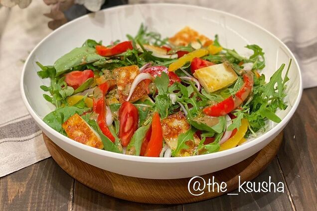 Рецепт: овощной салат с запеченым перцем и адыгейским сыром