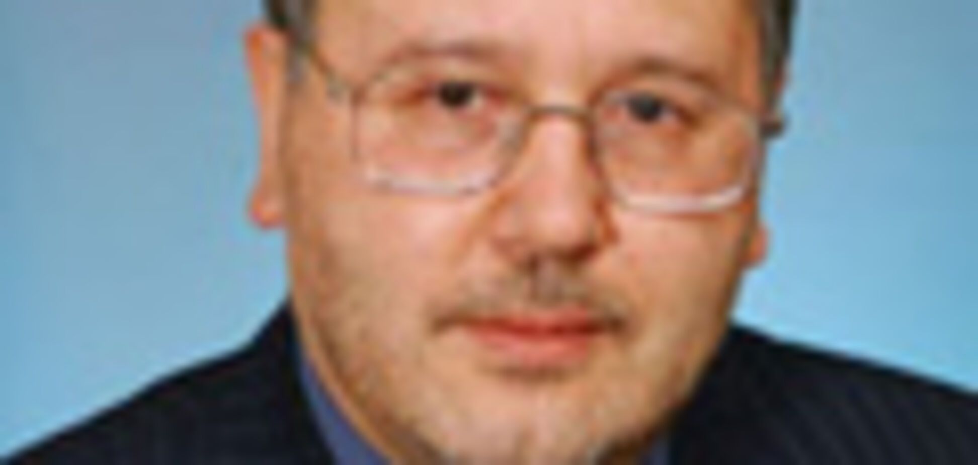 Через історію з дипломами Зварича міністр оборони України першим оприлюднив свої документи про освіту