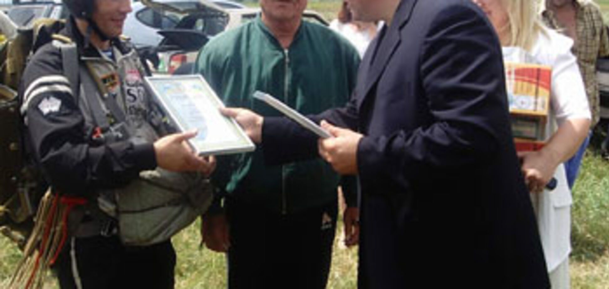 Впервые в истории прыжок с парашютом совершили незрячие люди