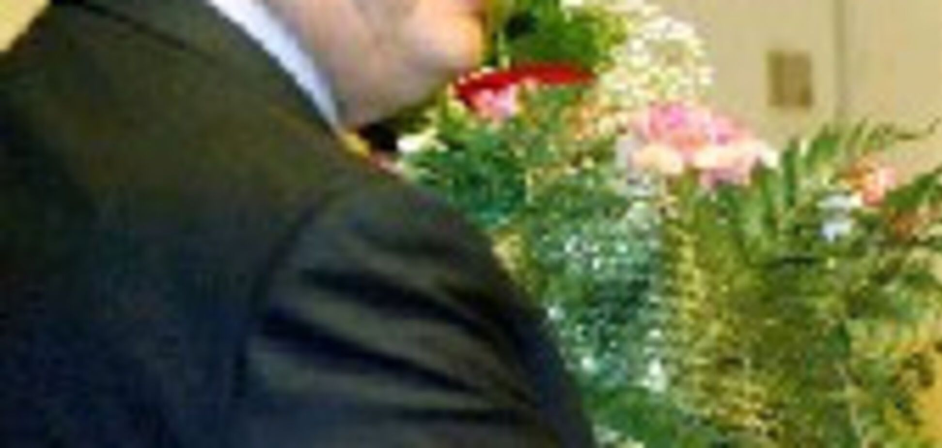 Янукович незрозуміло де купує букети