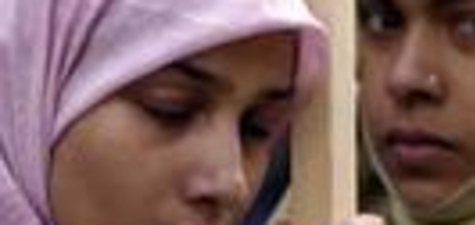 В Тунисе преследуют женские платки