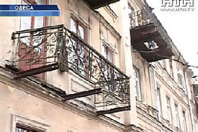 Одесситка упала с третьего этажа вместе с балконом