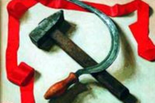 Серп и молот хотят приравнять к свастике
