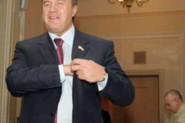 Янукович дорогою до США затоварився духами і пледом