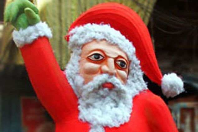 З магазинів вилучили Санта-Клаусів, які віддають салют Гітлеру