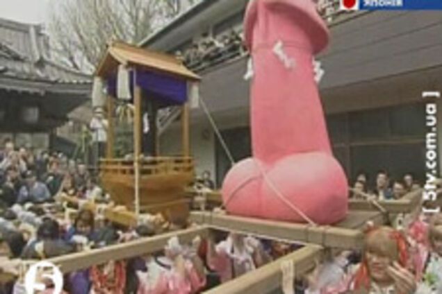 Японці на свято плодючості показали величезний фалос