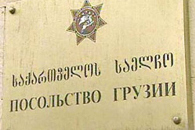 Посольство Грузії в Москві закидали шматками свинячої туші