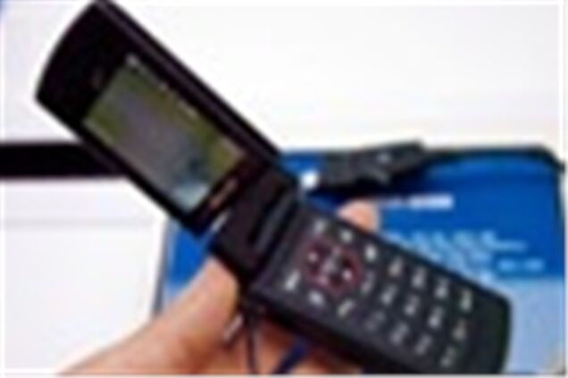 Samsung выпустил компактный камерофон с поворотным дисплеем