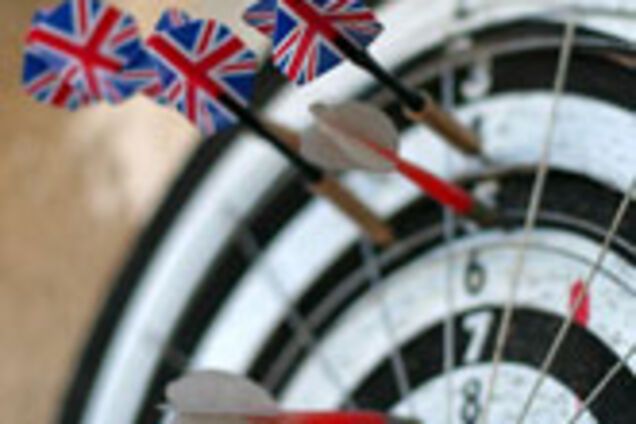 Британська королева попалася на любові до дартсу