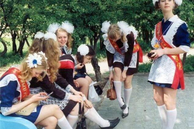 Секси-выпускницы: бантики, фартучки, ленточки в косе. ФОТО