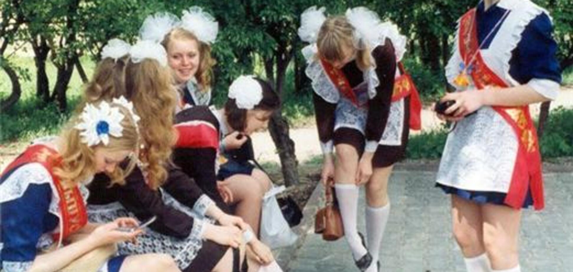 Секси-выпускницы: бантики, фартучки, ленточки в косе. ФОТО