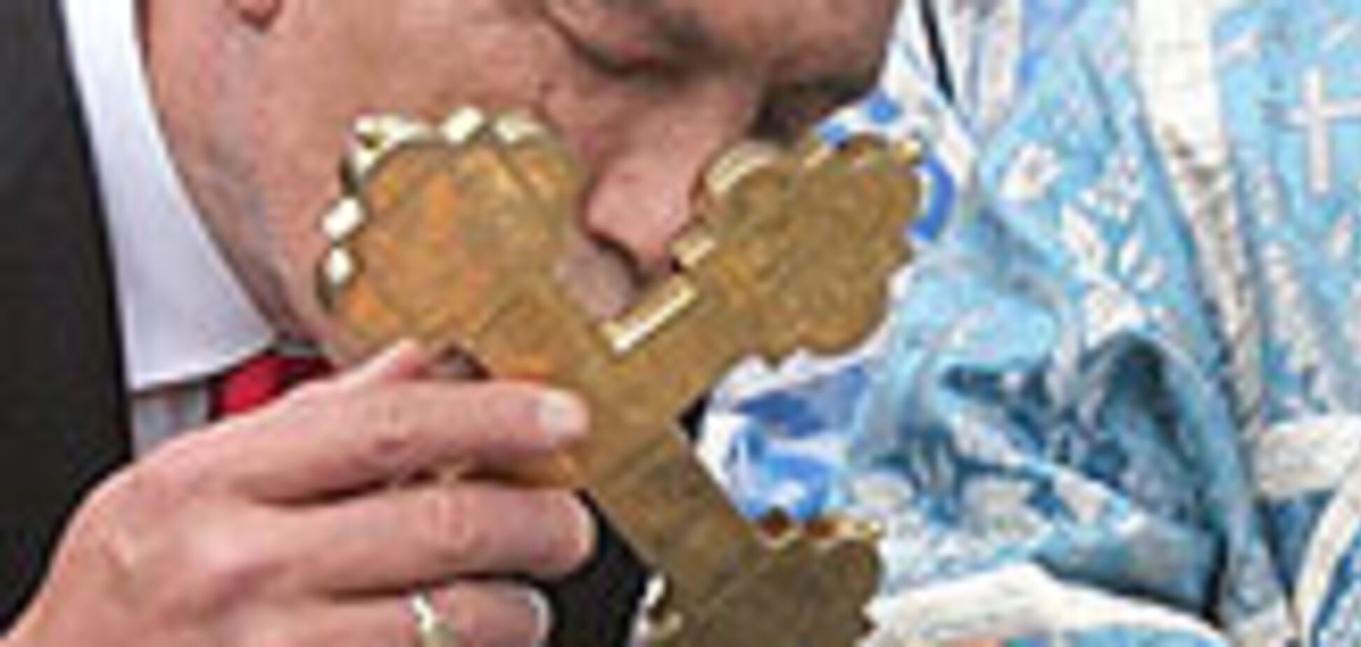 Ющенко на свято у Лаврі окропили святою водою