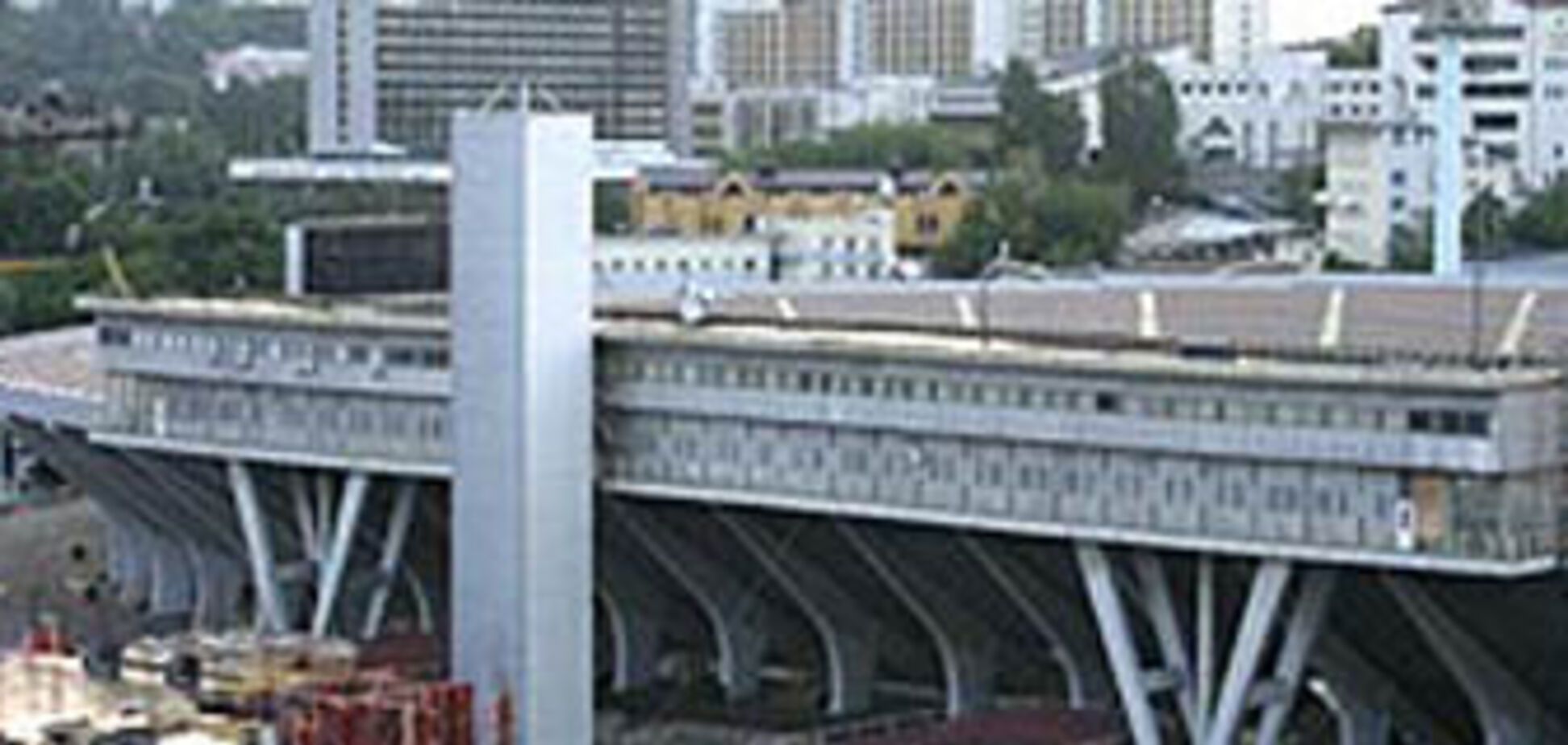 Земли вокруг 'Олимпийского' розданы в аренду фирмам Суркиса