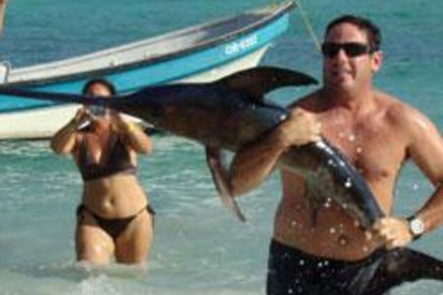 Рыбалка голыми руками. Рыба-меч поймалась в плавки