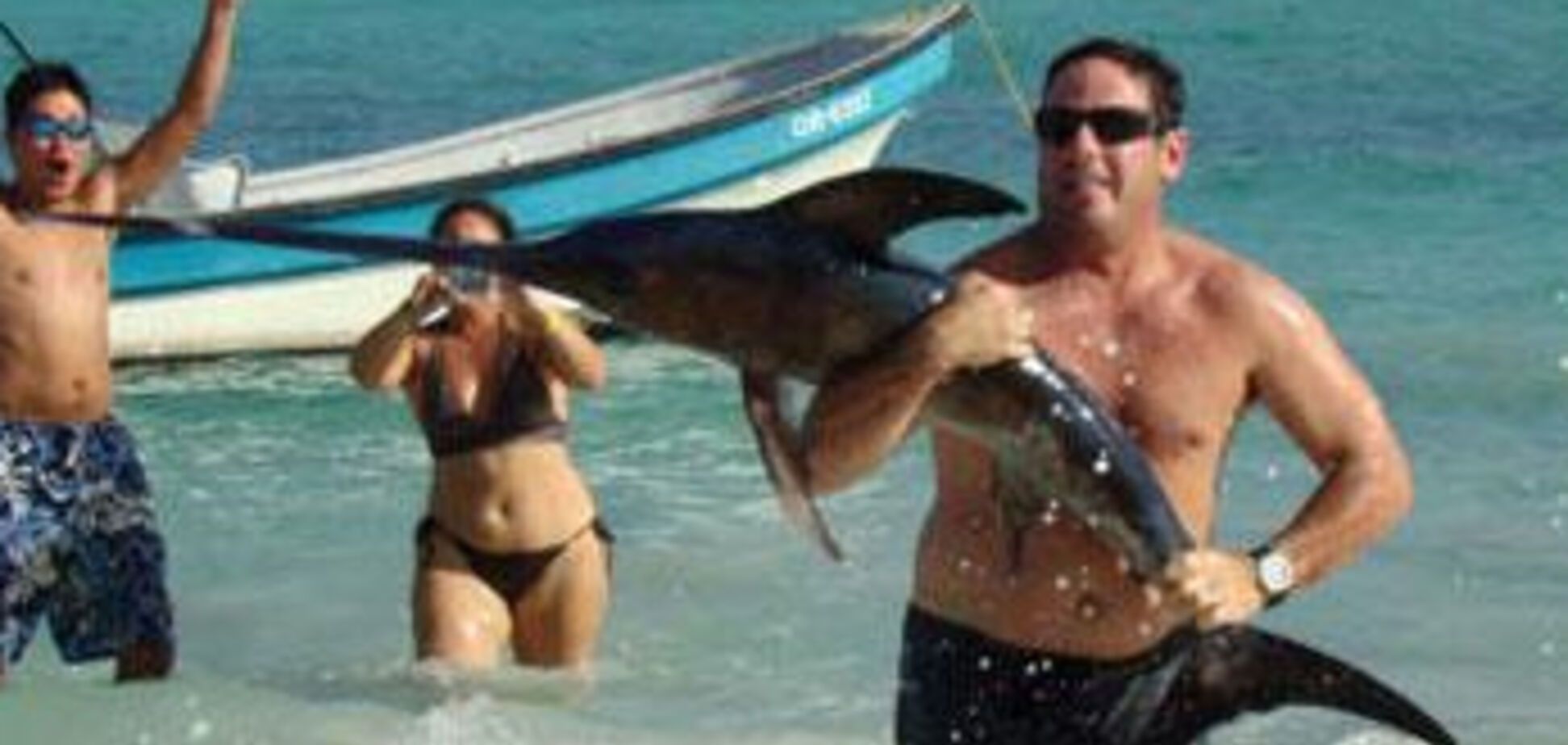 Рыбалка голыми руками. Рыба-меч поймалась в плавки