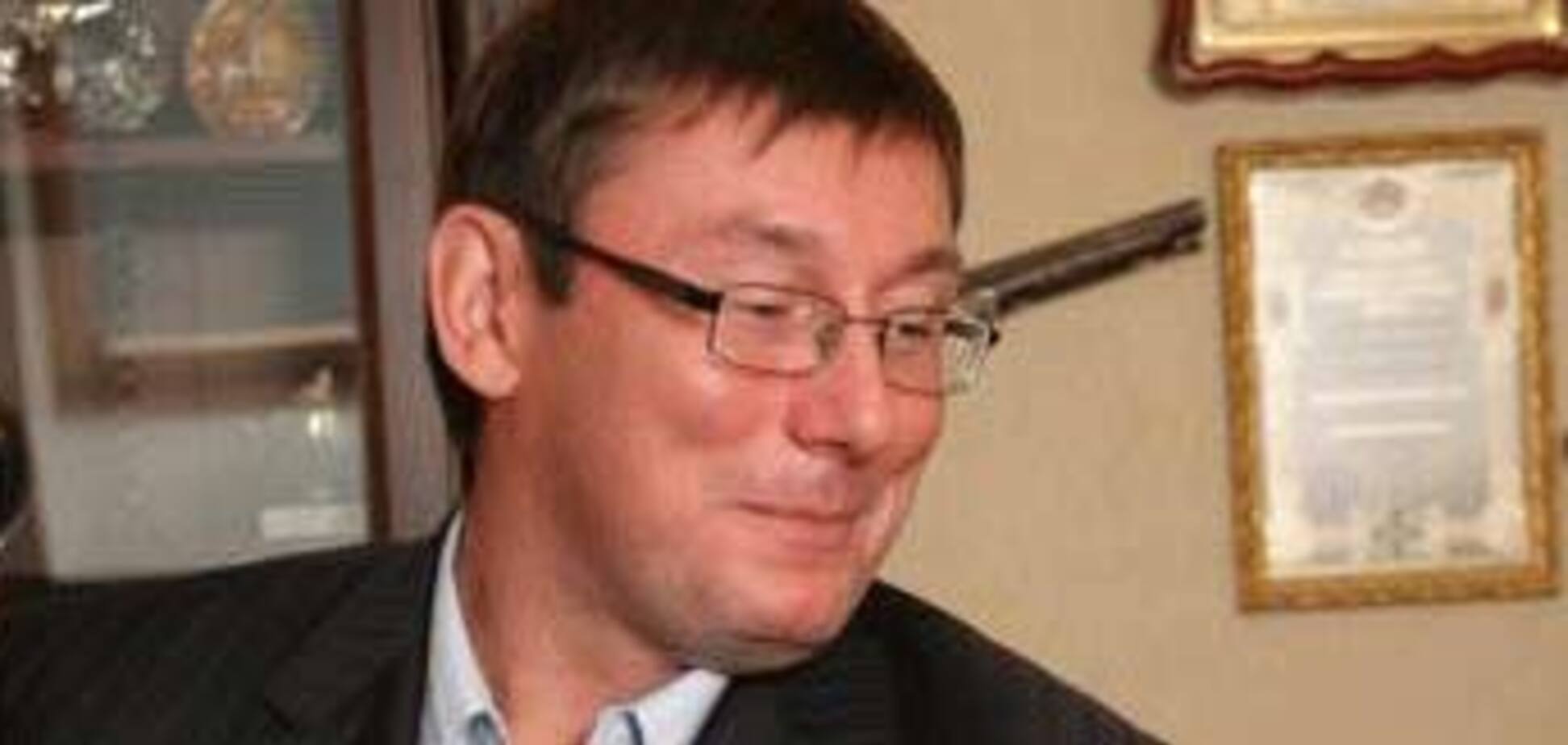 Луценко сбежал за границу?