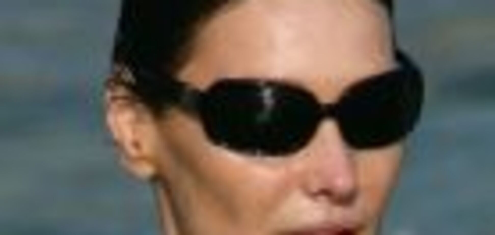 А вы видели жену президента в бикини?