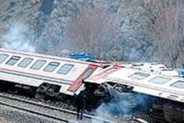 Пассажирский поезд сошел с рельсов - восемь человек погибли