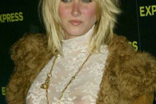 Дефиле в прозрачном дочери известной поп-звезды