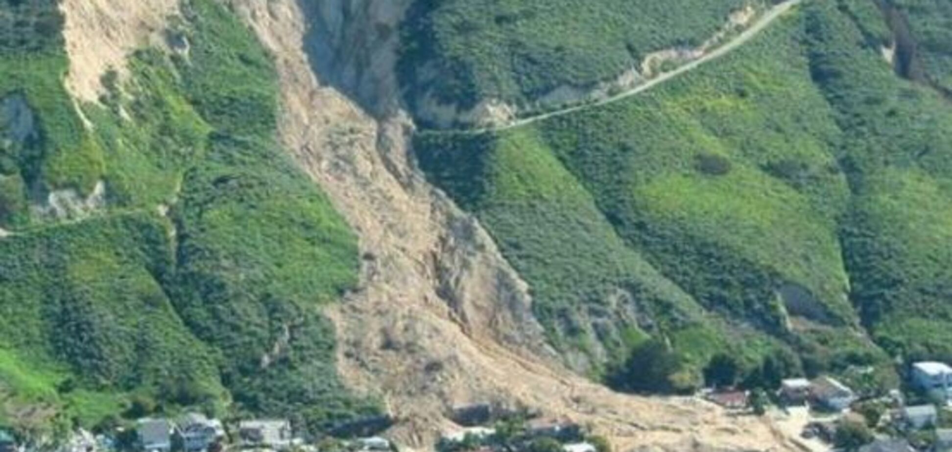 Сход оползня. Спастись бывает очень сложно...