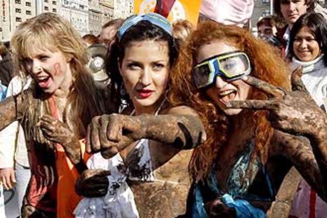 Студентки роздяглися на знак протесту проти дострокових виборів