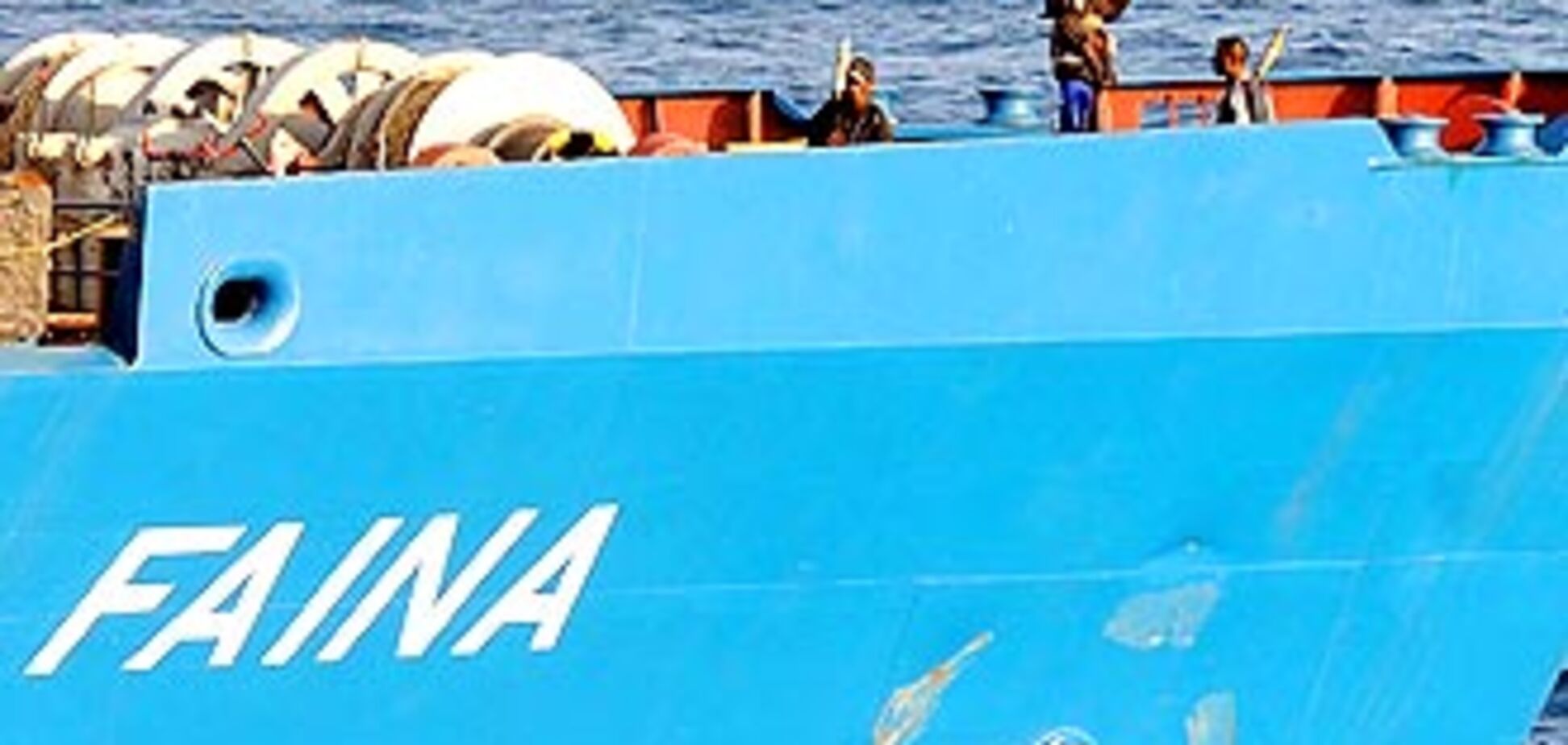 Пираты угрожают поджечь «Фаину»
