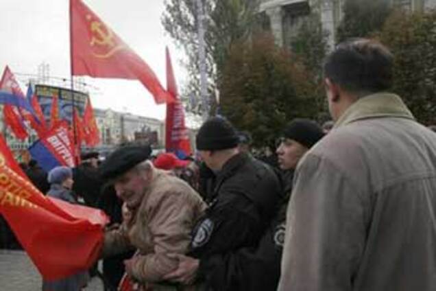 В Донецке коммунисты штурмуют здание ОГА