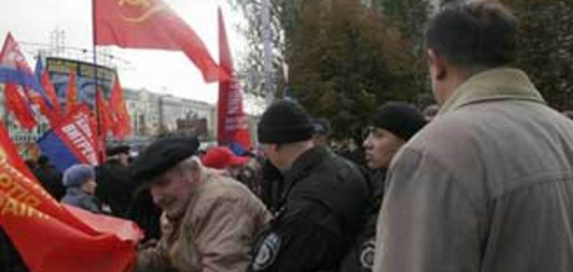 В Донецке коммунисты штурмуют здание ОГА