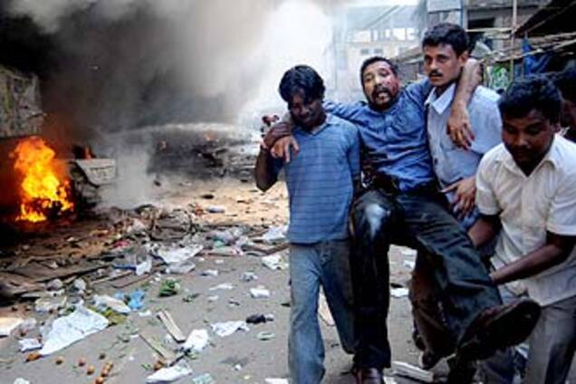 Серия взрывов в Индии унесла жизни 76 человек