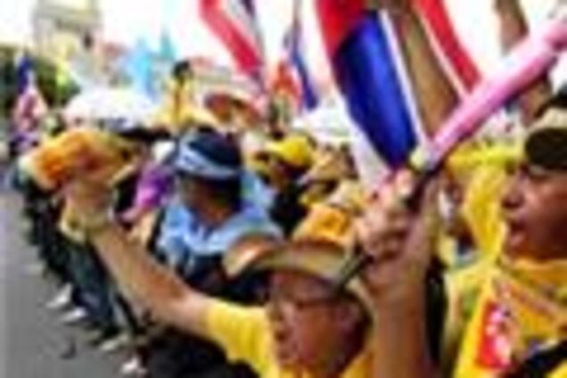 Премьер Таиланда, убегая от оппозиции, прыгнул через забор