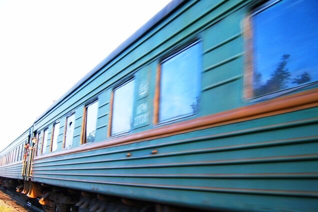 На Николаевщине годовалый малыш искал маму и попал под поезд