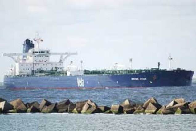 На захваченном пиратами танкере нефти на $100 млн