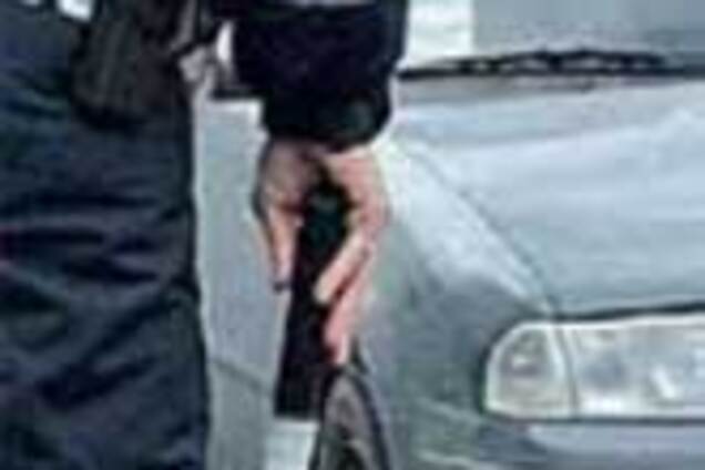 Пьяный водитель устроил стрельбу на дороге