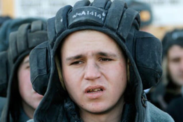 От кризиса бегут в армию