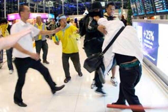 Премьер-министр ввел в стране чрезвычайное положение