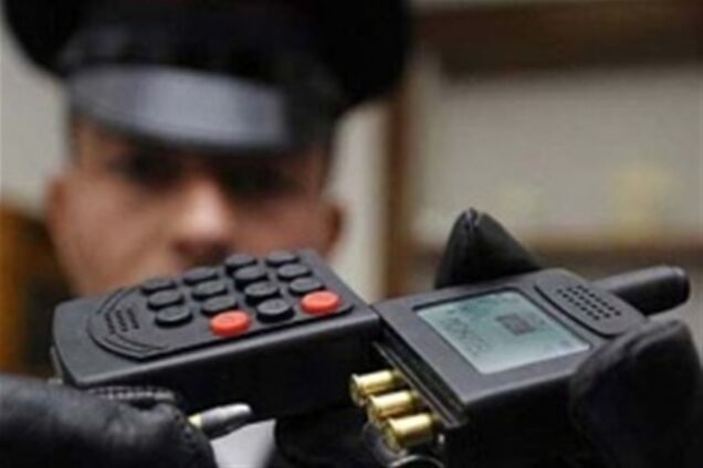 Устрашающий телефон-пистолет - террористу 'на вооружение'