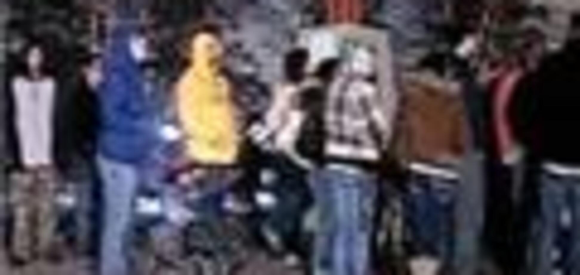 Толпа покупателей в погоне за скидками растоптала продавца