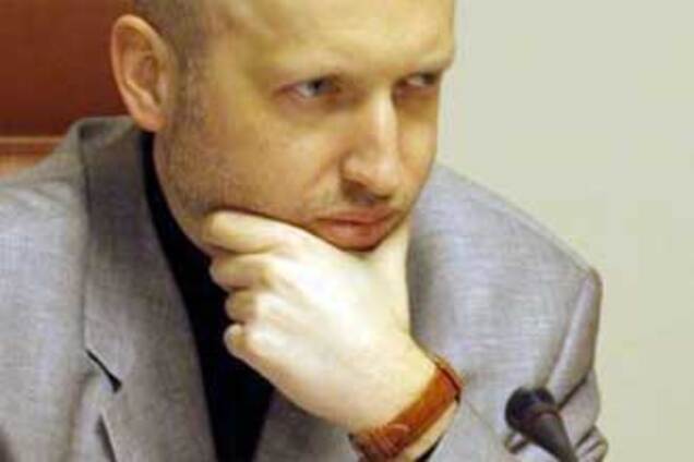 Ющенко воює з Кабміном. Турчинов скаржиться