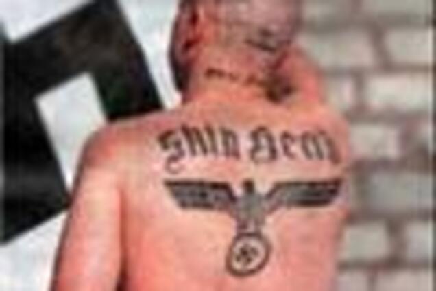 На честь свята скінхеди напали на двірників-узбеків