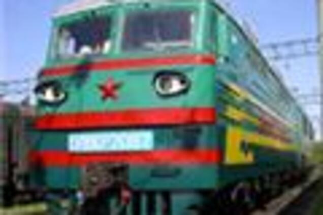 Поезд со щебнем протаранил ЗиЛ